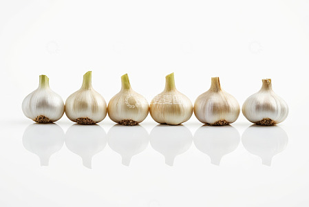 整齐排列的新鲜大蒜