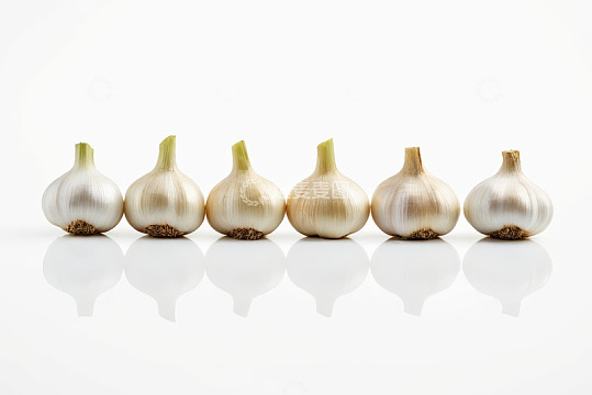 整齐排列的新鲜大蒜