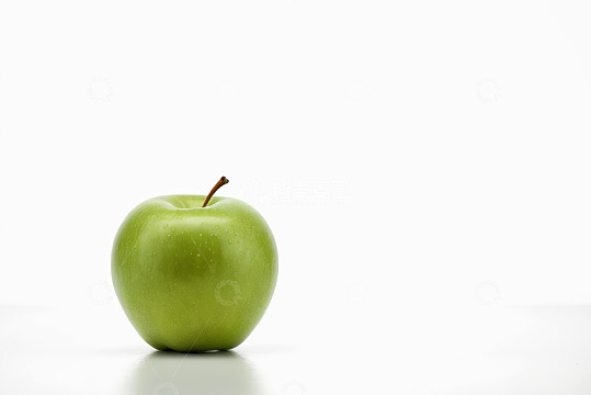 单个青苹果特写
