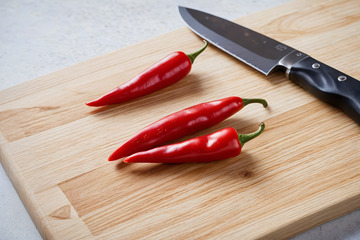 砧板上的红辣椒与刀具