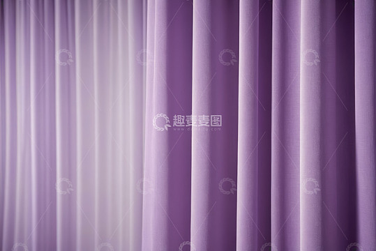 紫色织物窗帘特写