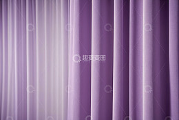 紫色织物窗帘特写