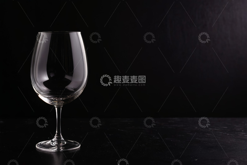 高清大图下载【趣麦麦图】黑色背景下的透明高脚酒杯