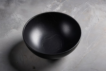 混凝土背景上的黑色碗