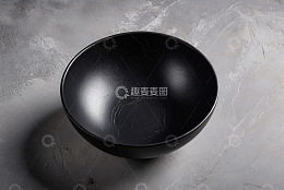 混凝土背景上的黑色碗