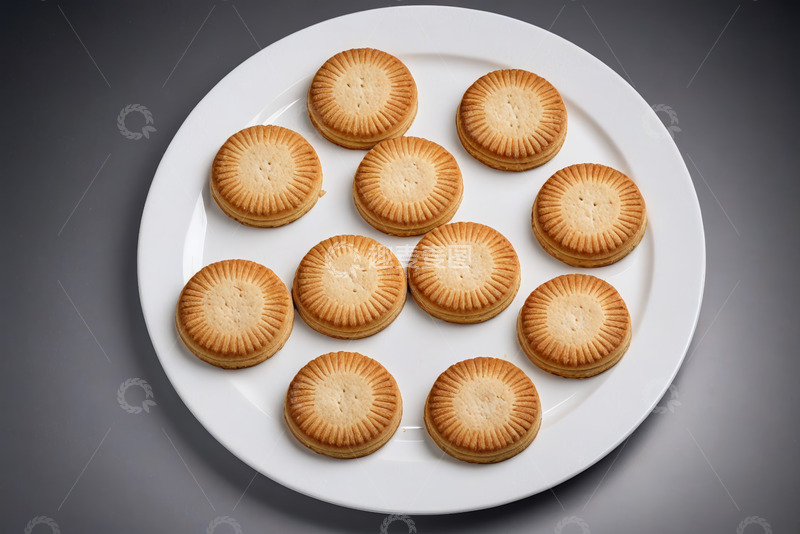 高清大图下载【趣麦麦图】白色盘子上的美味夹心饼干