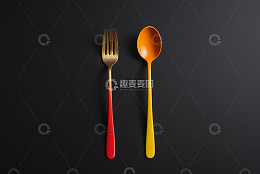 黑色背景上的彩色餐具