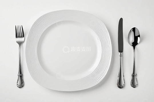 白色餐盘与银质餐具摆拍