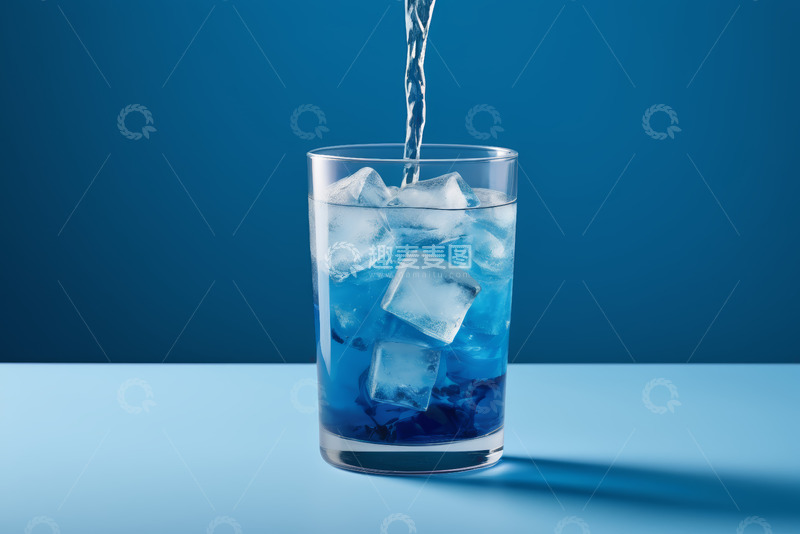 高清大图下载【趣麦麦图】蓝色液体倒入加冰玻璃杯