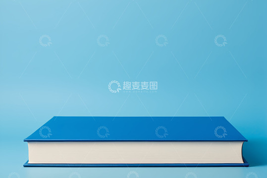 蓝色背景上的书籍