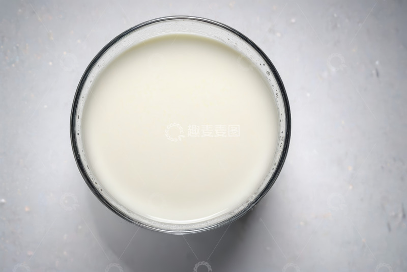 高清大图下载【趣麦麦图】玻璃杯装的白色牛奶饮品