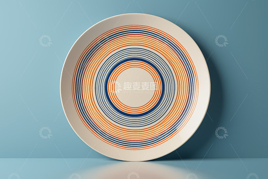 带彩色条纹图案的白色餐盘