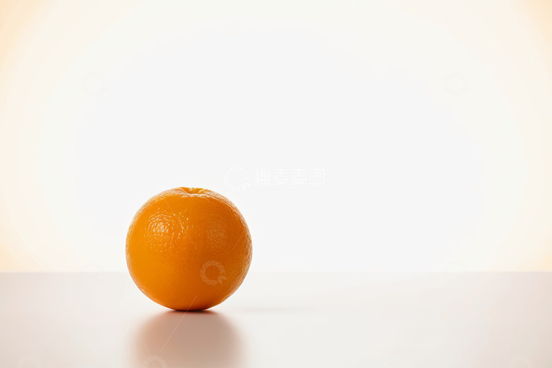高清大图下载【趣麦麦图】白色背景上的新鲜橙子