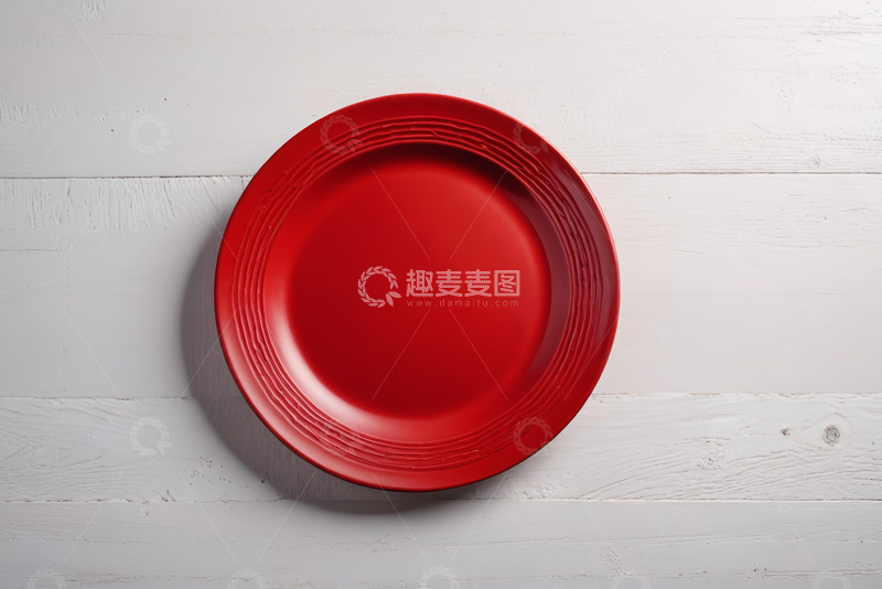 高清大图下载【趣麦麦图】白色木桌上的红色餐盘