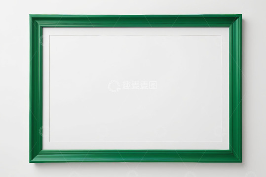 绿色相框挂于白色背景墙