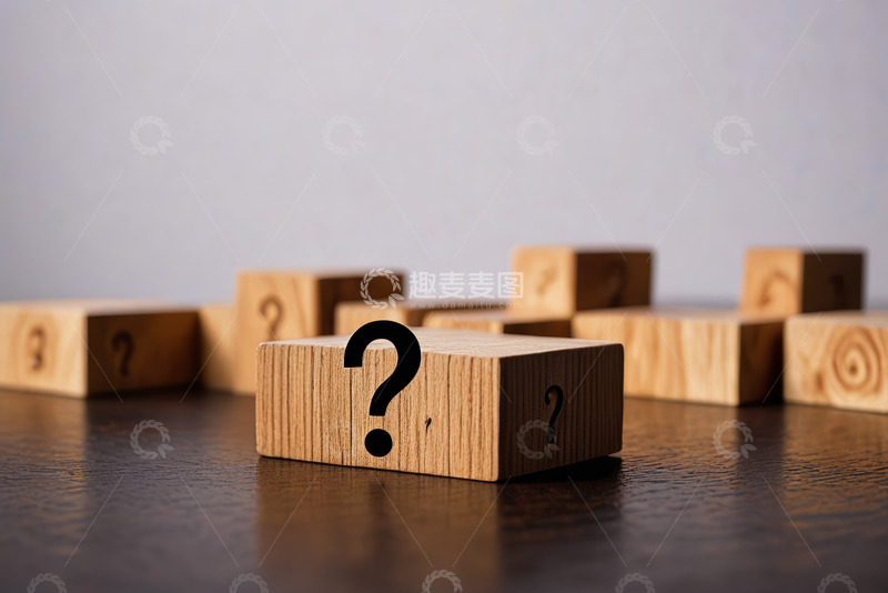 高清大图下载【趣麦麦图】带问号木块摆放在桌面上