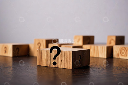 带问号木块摆放在桌面上