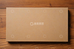 木质背景上的棕色纸盒