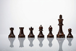 深色国际象棋棋子摆拍
