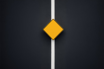 道路上的空白菱形交通标识
