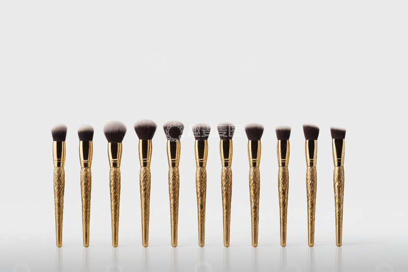 高清大图下载【趣麦麦图】金色化妆刷整齐排列展示