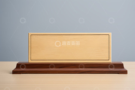 木质底座上的浅色矩形物品