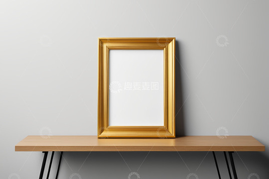 木桌上的金色相框