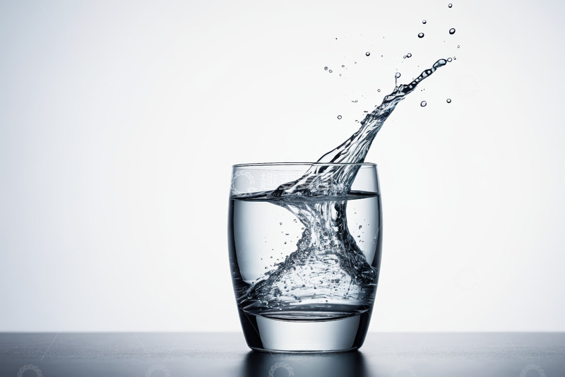高清大图下载【趣麦麦图】水杯中溅起水花的特写