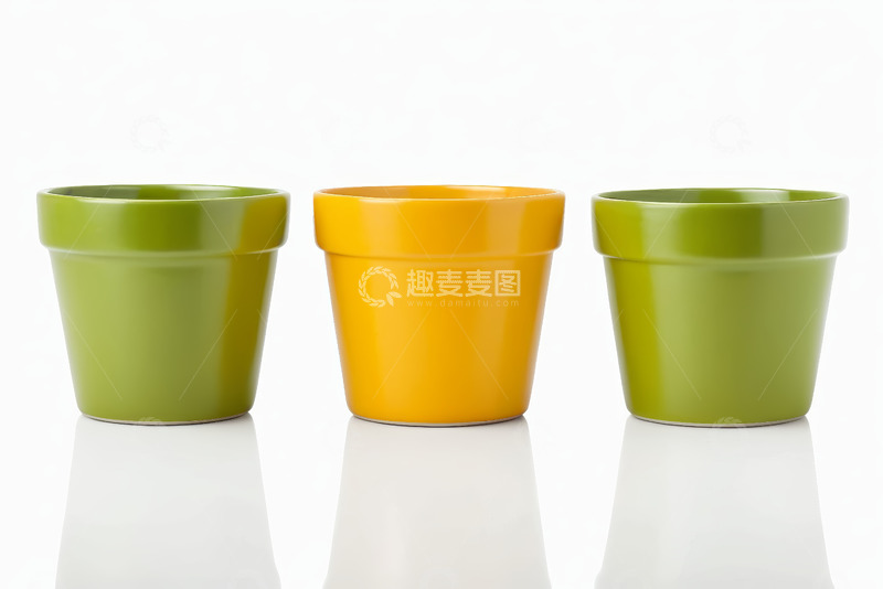高清大图下载【趣麦麦图】三个彩色杯子摆放在白色背景