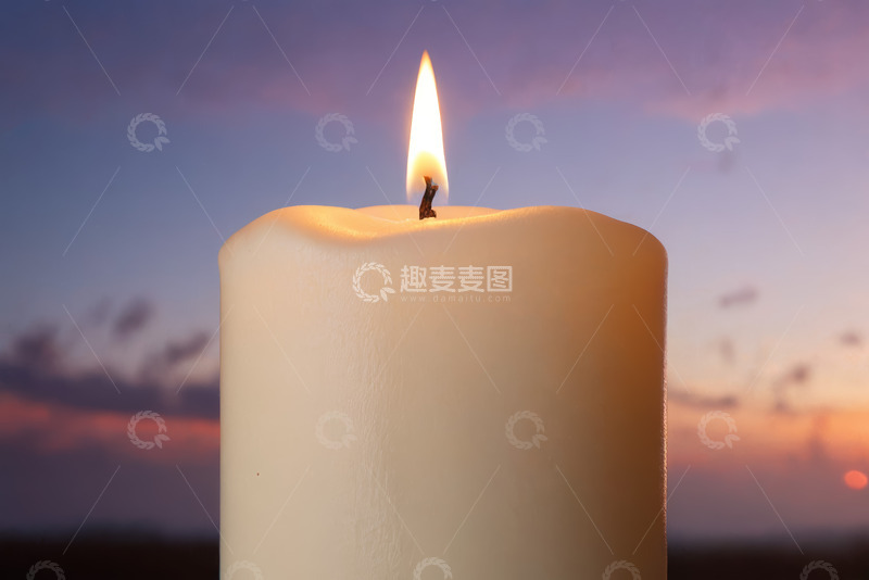 高清大图下载【趣麦麦图】夕阳下燃烧的白色蜡烛