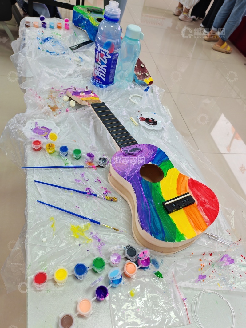 高清大图下载【趣麦麦图】彩绘吉他艺术创作活动