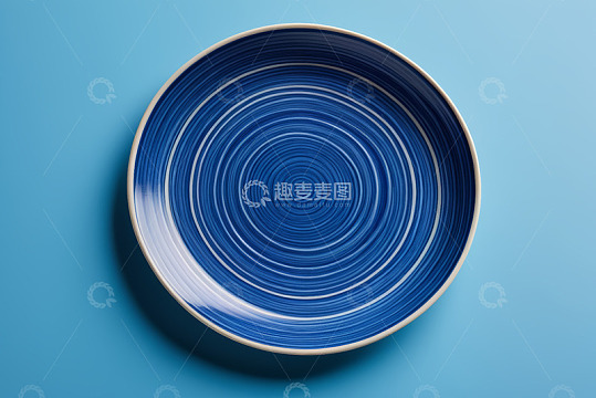 蓝色背景上的圆形条纹餐盘