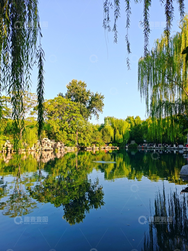 高清大图下载【趣麦麦图】柳岸倒影山水景