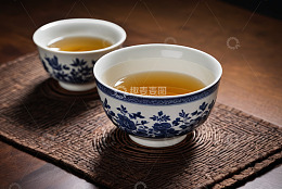 中式青花瓷茶杯装盛热茶