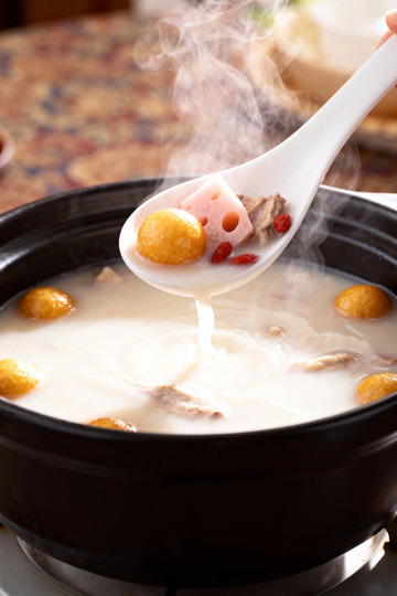 热气腾腾的汤锅美食摄影