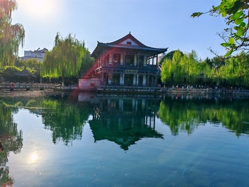 古典园林湖光倒影