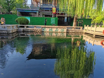 泉池倒影古建风光