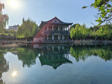 古典园林湖畔建筑风光