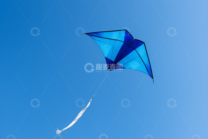 高清大图下载【趣麦麦图】蓝色风筝于蓝天中飞行