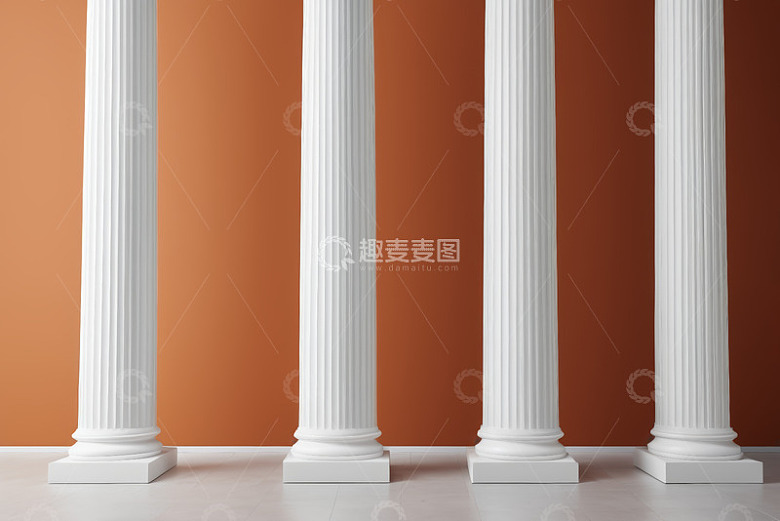 橙色背景前的白色罗马柱