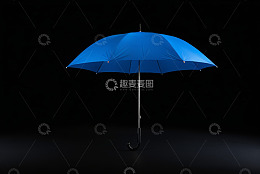 蓝色雨伞黑色背景展示
