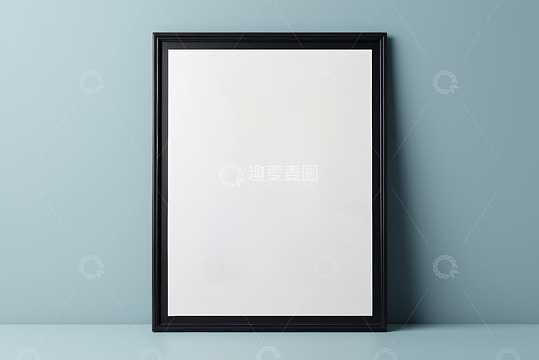 黑色框架装饰画挂于浅蓝色墙面