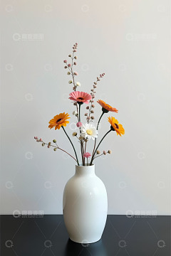 白色花瓶插放多彩鲜花
