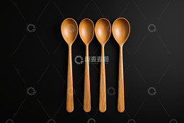黑色背景下的木质勺子组合