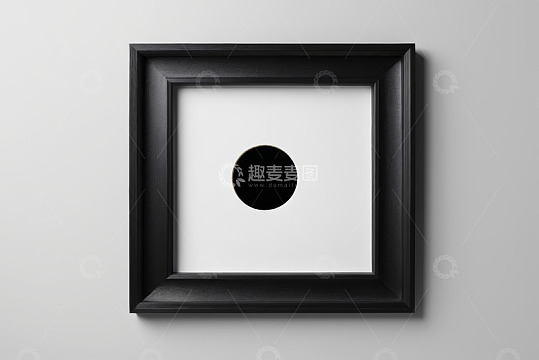黑色方形画框内黑色圆形图案