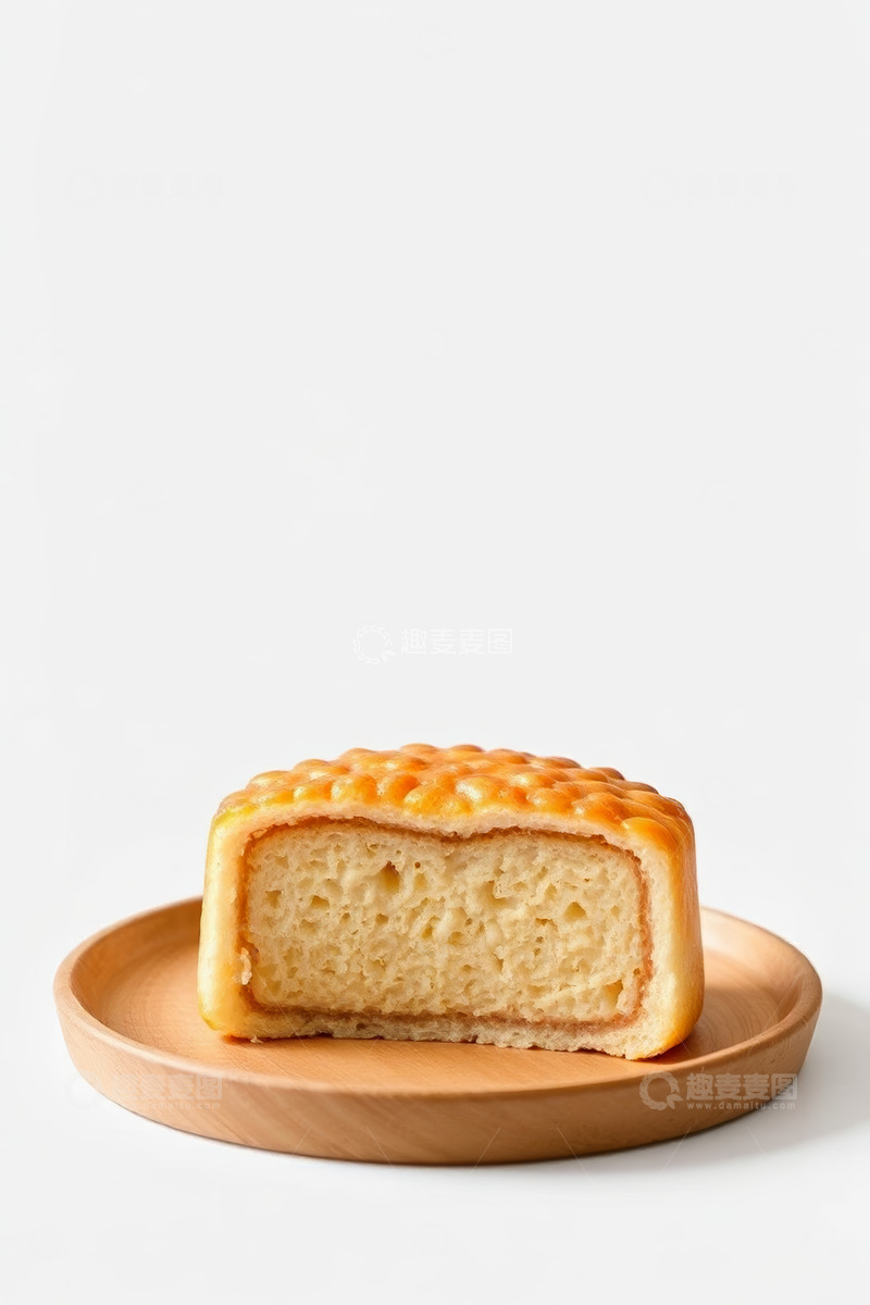 高清大图下载【趣麦麦图】木盘上切开的中式月饼特写