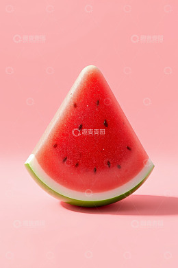 粉色背景下的三角切块西瓜