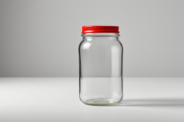 带红色瓶盖的透明玻璃罐