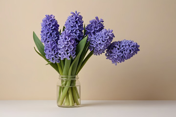 玻璃瓶中紫色风信子花束