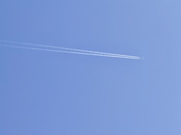 飞机飞过尾迹